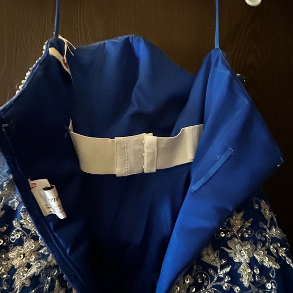 Selling my prom dress from 2009! Good condition - Picture 4 of 5